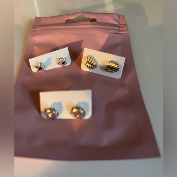 FREE W/15$ purchase 2/8$ (includes 6 set earrings bundle) - Picture 2 of 2